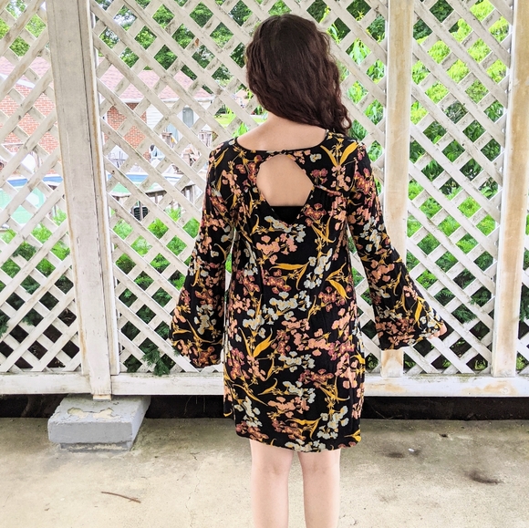 Black floral bell sleeved boho dress - Picture 2 of 6